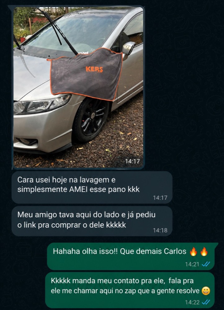 Conversa de WhatsApp: cliente envia foto da toalha Kers sobre o capô de um sedan prata e diz que amou
