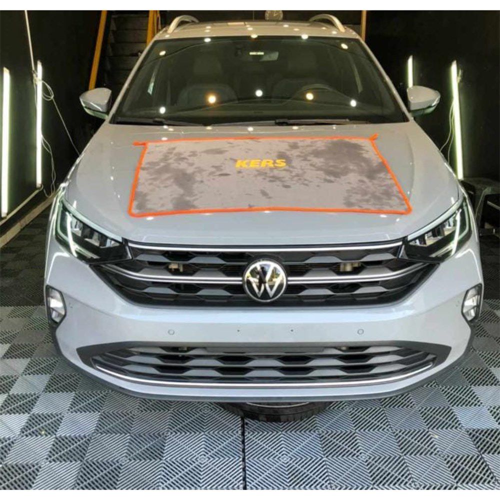 Toalha Kers aberta sobre o capô de um SUV branco, cobrindo quase toda a área
